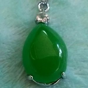 (NWT) green jade stone necklace